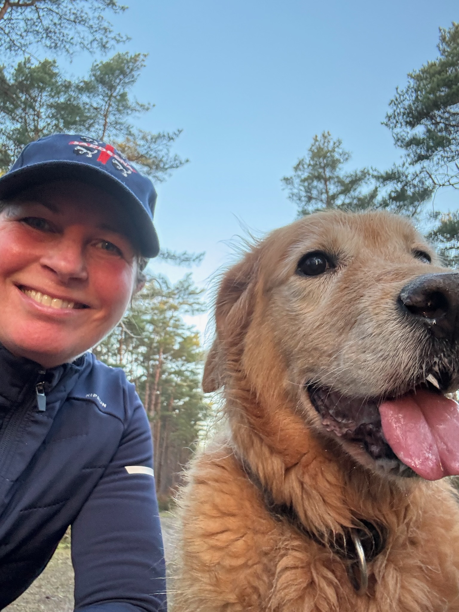 Kristin mit ihrem Golden Retriever beim Laufen