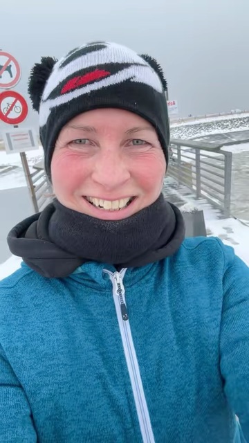 Kristin beim Winterlauf an der Küste